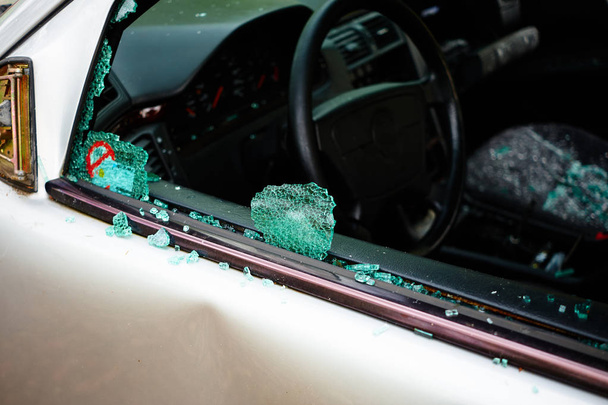 Автомобиль, в котором был сбит диск и все внутренние части были украдены с разбитого стекла и разбитого диска
 - Фото, изображение