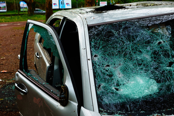 Auto, in dem die Scheibe eingeschlagen wurde und alle Innenteile mit Glasscherben und zerbrochenen Scheiben gestohlen wurden - Foto, Bild