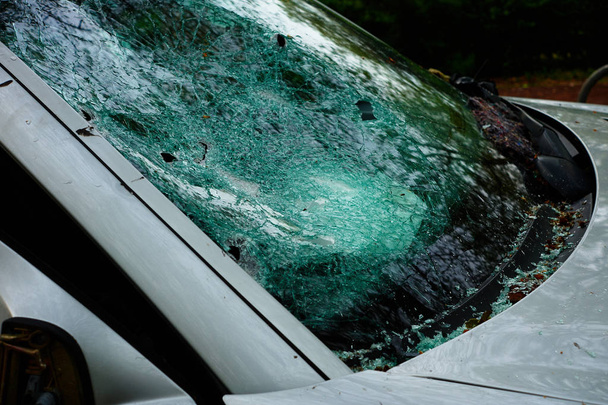 Auto, in dem die Scheibe eingeschlagen wurde und alle Innenteile mit Glasscherben und zerbrochenen Scheiben gestohlen wurden - Foto, Bild