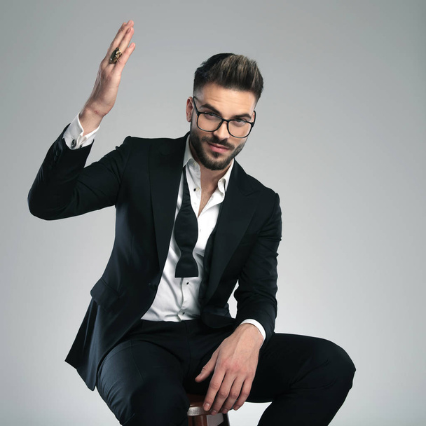 Casual guy gesturing with his hand in the air - Фото, изображение