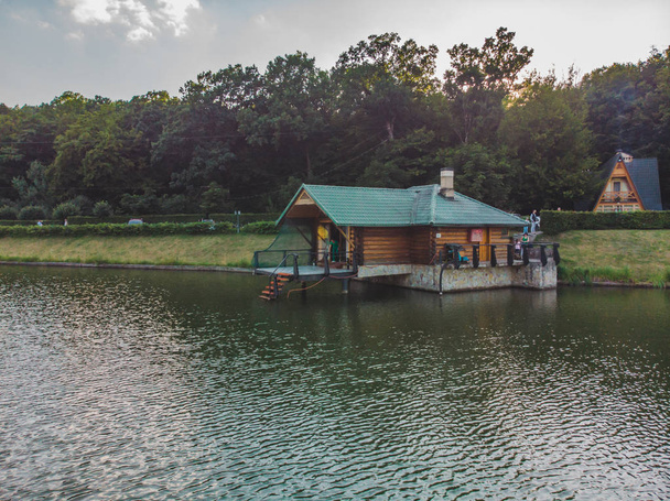 vista sulla bellissima casa sul lago. resort parco vicino foresta
 - Foto, immagini