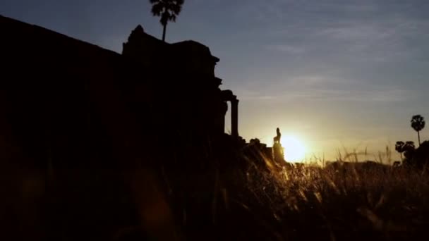 Ηλιοβασίλεμα στο ναό Άνγκορ Βατ στην Καμπότζη - Πλάνα, βίντεο