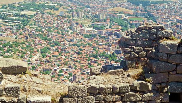 Vista das montanhas da antiga cidade de Bergama, no território da Turquia moderna. Paisagem do museu ao ar livre de Pérgamo
. - Foto, Imagem