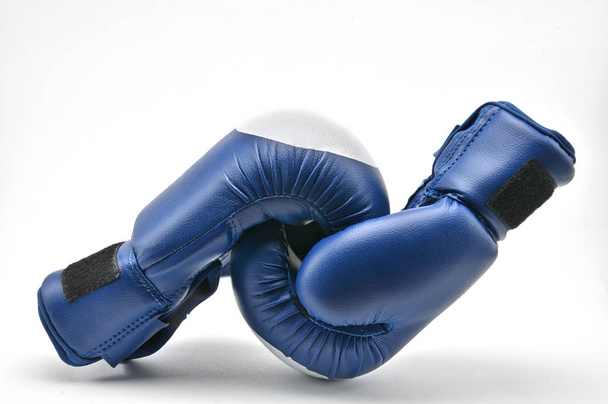Boxhandschuhe auf weißem Hintergrund. - Foto, Bild