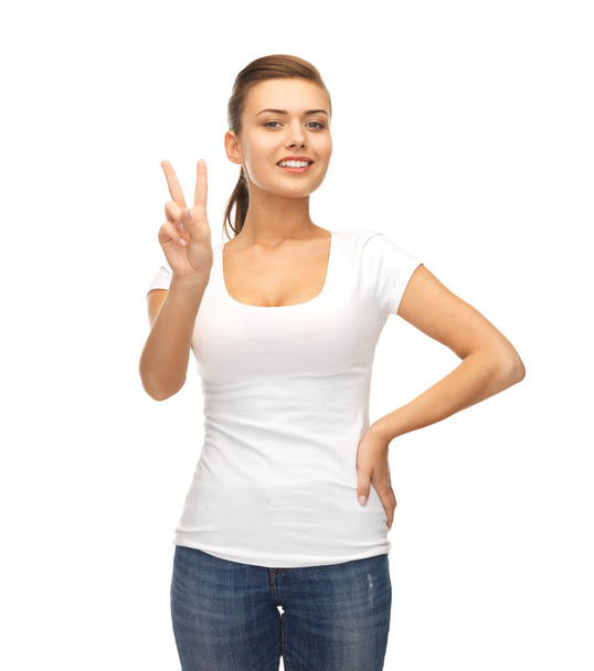 Femme montrant un signe de victoire ou de paix
 - Photo, image