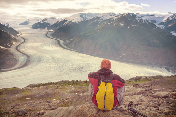 Wandersmann in den kanadischen Bergen. Wandern ist die beliebteste Freizeitbeschäftigung in Nordamerika. Es gibt viele malerische Wanderwege. - Foto, Bild