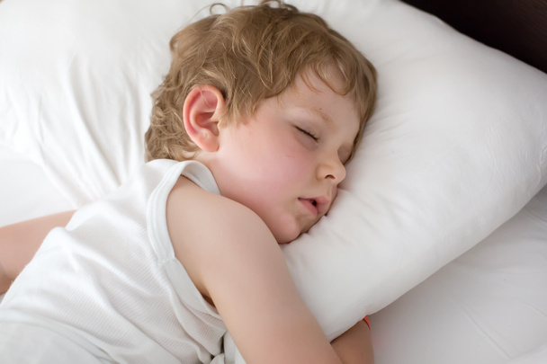 Piccolo dolce bambino ragazzo dormire nel suo letto
 - Foto, immagini