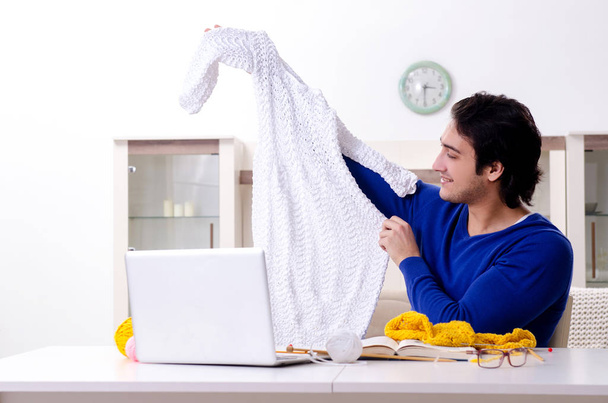 Joven hombre guapo tejiendo en casa - Foto, Imagen