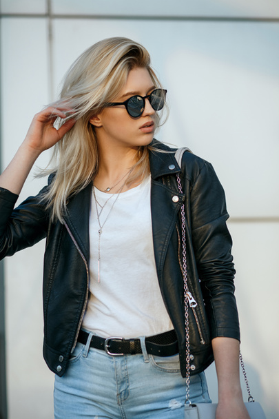 Urban shoot of young lovely woman wearing glasses and casual app - Zdjęcie, obraz