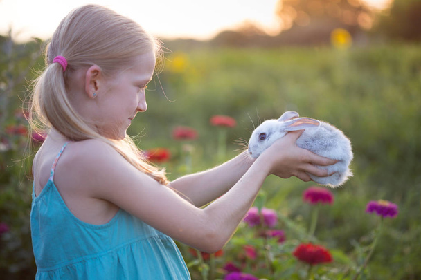 meisje en konijn  - Foto, afbeelding