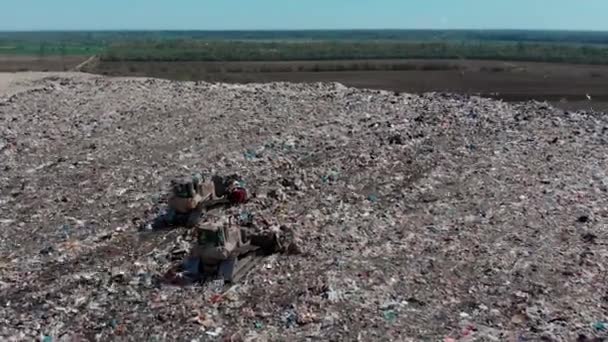 twee bulldozer werken op de berg van vuilnis op stortplaats - Video
