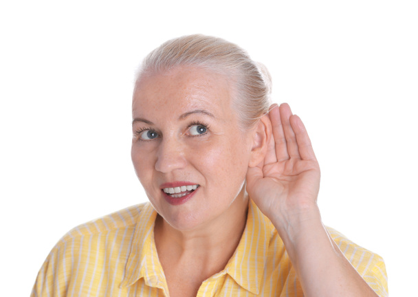 Dojrzała kobieta z problemami ze słuchem na białym tle - Zdjęcie, obraz