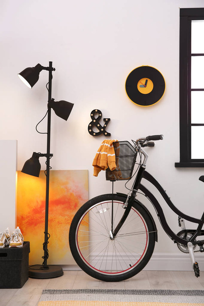 Stylish room interior with modern bicycle. Hipster design - Valokuva, kuva