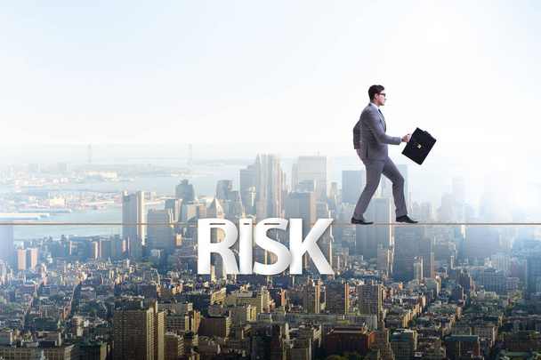 Бізнесмен у концепції ризику, що йде на міцній мотузці
 - Фото, зображення