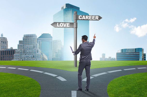 Empresario teniendo difícil elección entre el amor y la carrera
 - Foto, Imagen
