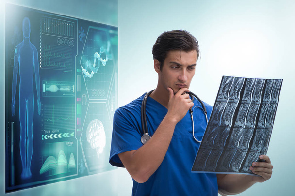 X 線画像を見て遠隔医療の概念の医師 - 写真・画像