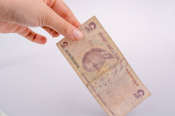 Kéz a kézben tartja a 5 Turksh lírás bankjegy - Fotó, kép