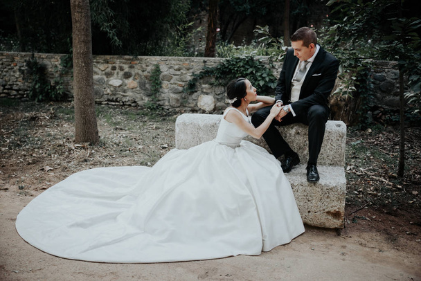 sieht die Braut verliebt in den Bräutigam aus. Schönes Hochzeitspaar - Foto, Bild