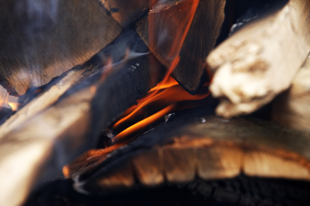 Llamas y resplandor en un quemador de madera
 - Foto, imagen
