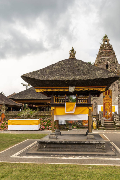 Павильон Гамелана в храме Улунь Дану Бератан, Бедоеголь, Бали Ин
 - Фото, изображение