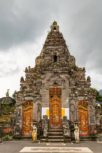 Храм Пенатаран Агунг в храме Улунь Дану Бератан, Бедо
 - Фото, изображение