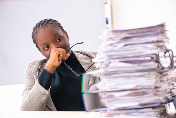 preto feminino empregado infeliz com excessivo trabalho
  - Foto, Imagem