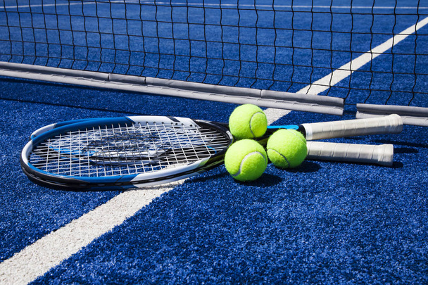 Balle de tennis avec raquette sur le court
 - Photo, image
