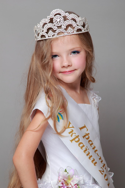 γοητευτικό νεαρό κορίτσι σε μια λευκή μπάλα φόρεμα γλυκά χαμόγελα - Φωτογραφία, εικόνα