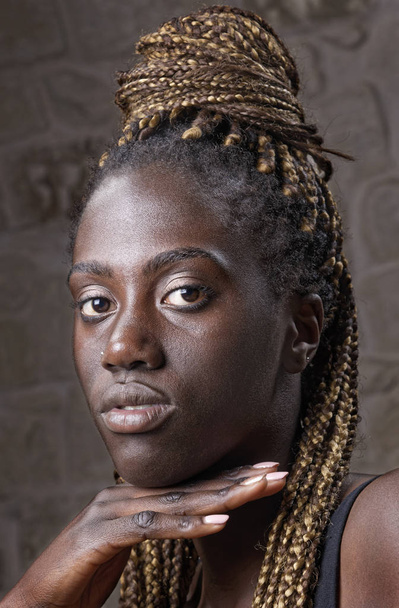 jong zwart vrouw studio portret - Foto, afbeelding