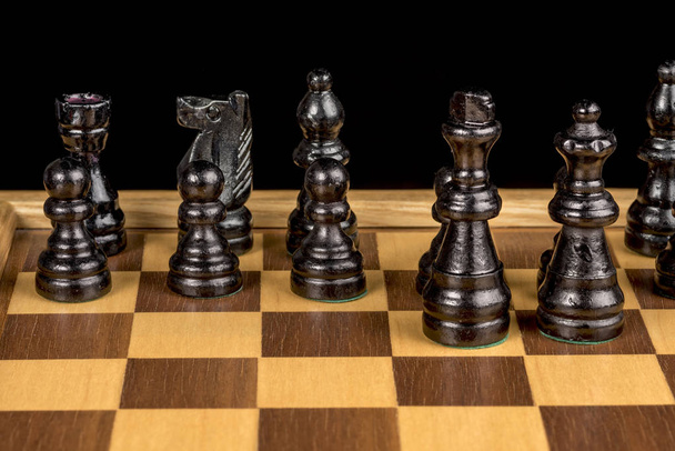 Шахматные фигуры аккуратно расставлены на доске для игры
 - Фото, изображение