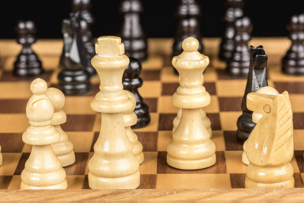 Piezas de ajedrez hechas de madera en un tablero del juego
 - Foto, Imagen