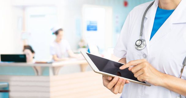 Dubbele blootstelling van arts houden tablet met stethoscoop  - Foto, afbeelding