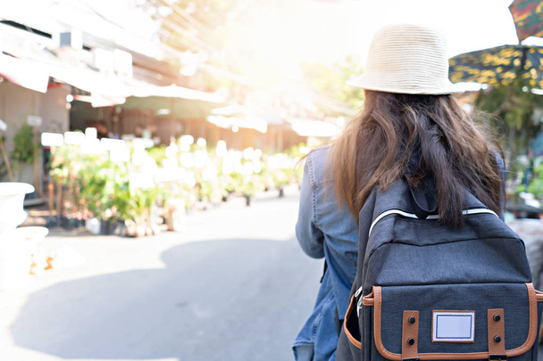 Femme asiatique avec sac à dos pour Voyage
 - Photo, image