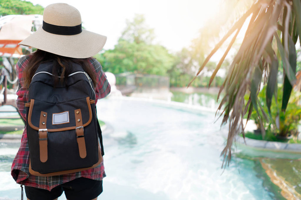 Asyalı kadın ile seyahat için sırt çantası - Fotoğraf, Görsel
