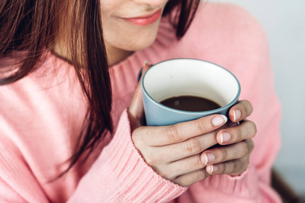 Frau trinkt morgens Kaffee im Schlafzimmer - Foto, Bild