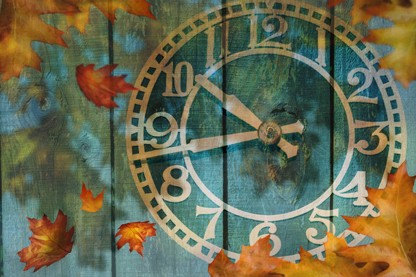 Uhr und Herbst Blätter Hintergrund - Sommerzeit concep - Foto, Bild
