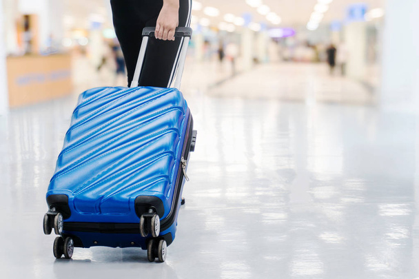 Γυναίκες ταξιδιωτών και αποσκευές στο τερματικό αεροδρόμιο ταξίδια ιδέα - Φωτογραφία, εικόνα