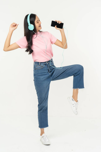 Happy asian teen passenger listening to the music with headphone - Foto, Bild
