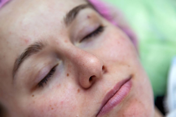 Visage d'une jeune fille après les procédures cosmétologiques et visage cl
 - Photo, image