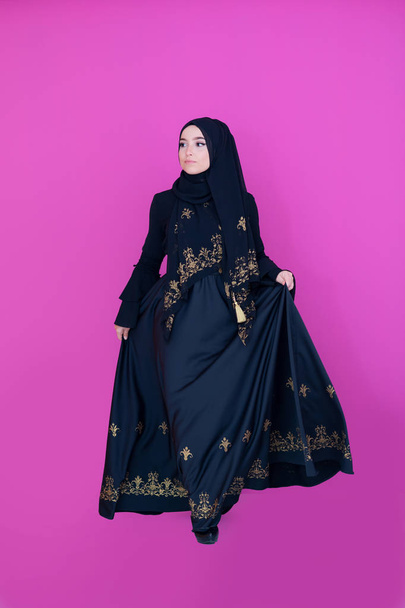 muslum woman with hijab in modern dress - Foto, Bild