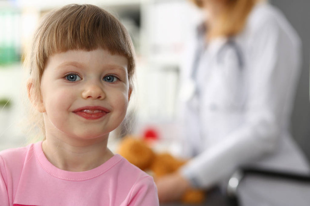 Cute Little Girl odwiedzając biuro lekarza rodzinnego - Zdjęcie, obraz