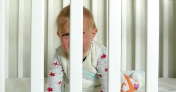Bebé llorando en la cuna en casa
 - Imágenes, Vídeo
