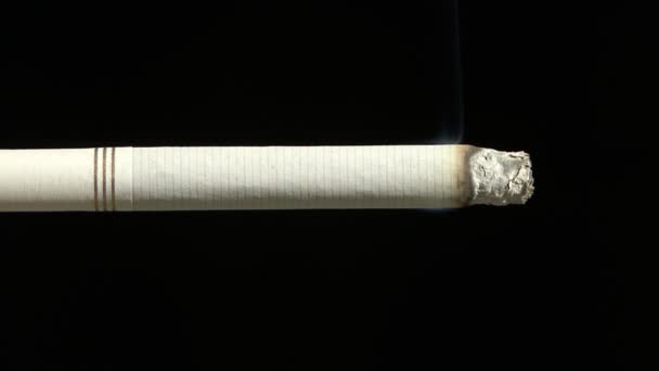 Fumar cigarrillo primer plano en el fondo oscuro
 - Imágenes, Vídeo