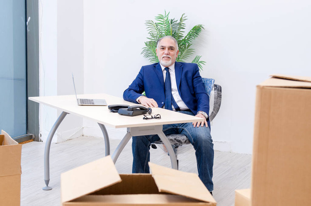 Hombre de negocios envejecido que se traslada a un nuevo lugar de trabajo
  - Foto, Imagen