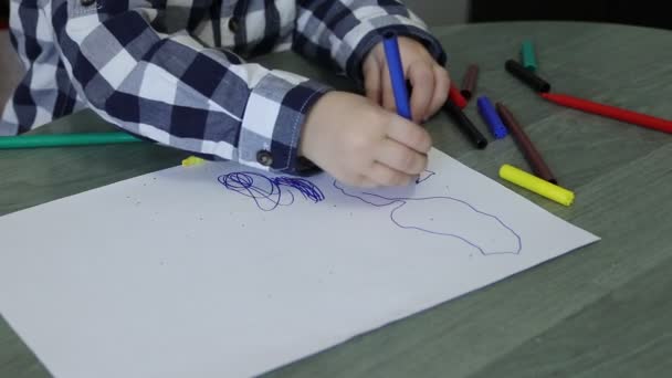 πορτραίτο του αξιολάτρευτο αγοράκι που ζωγραφίζει με χρωματιστά μολύβια  - Πλάνα, βίντεο
