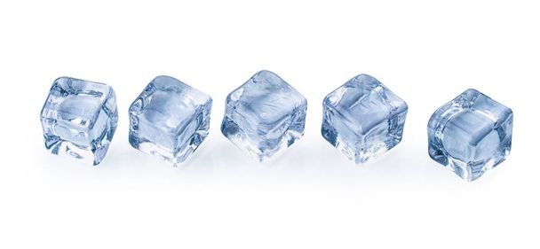 Кубики льда изолированы на белом фоне - Фото, изображение