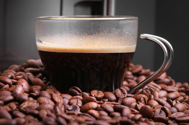 Espresso makinesi kahve yapıyor. - Fotoğraf, Görsel
