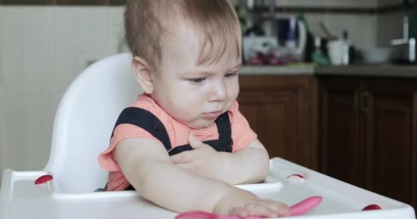 Boy child eating radishes - Záběry, video