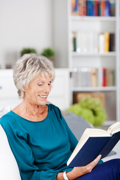 Reading senior woman - Foto, Imagem
