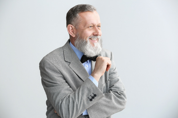 Портрет счастливого пожилого человека на светлом фоне
 - Фото, изображение
